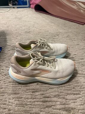 Brooks Women’s Light Beige Sneakers with Peach Accents